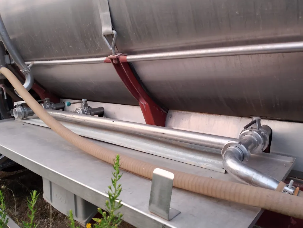 cisterna in acciao inox usata attacchi