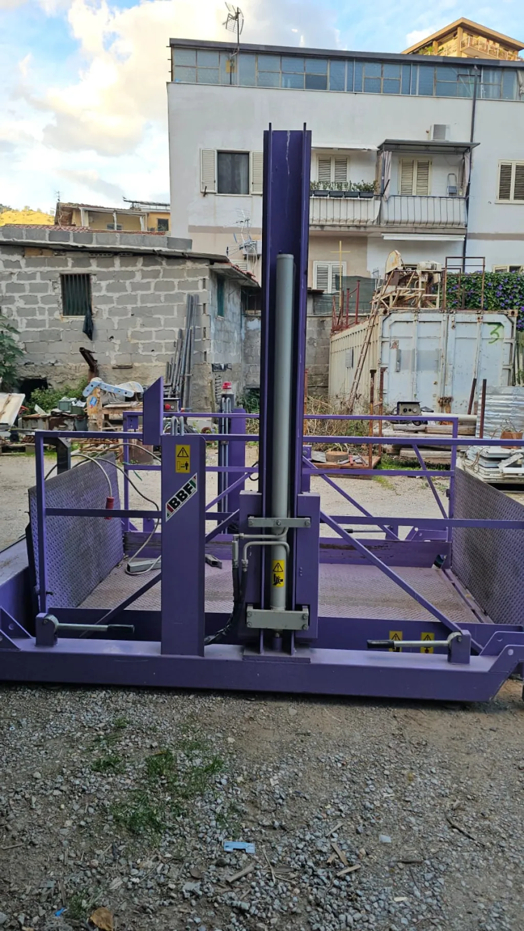piattaforma di sollevamento usata lato